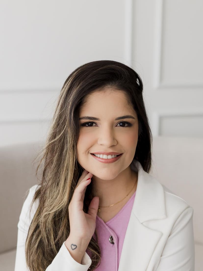 Dra. Laryssa em retrato acolhedor para chamada final