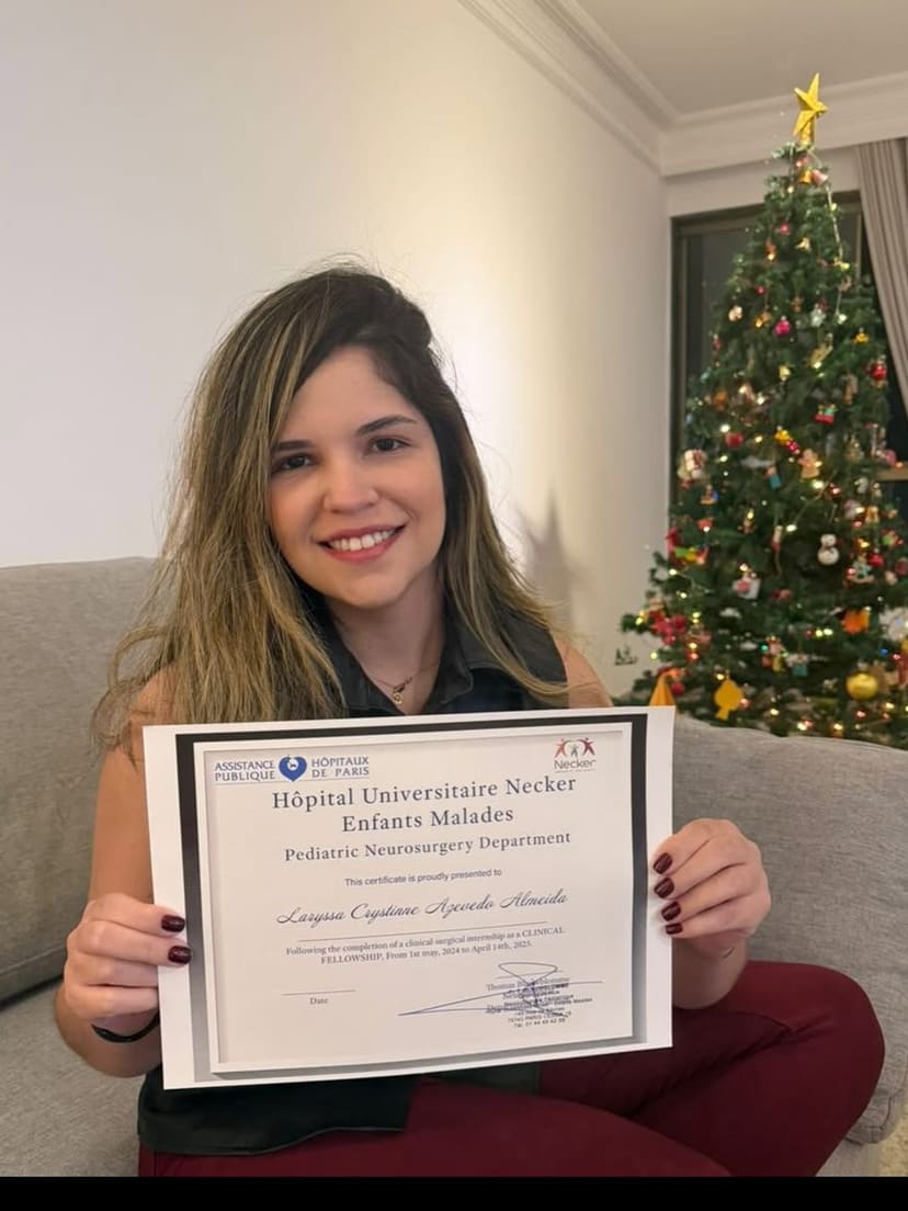 Dra. Laryssa exibindo o certificado de fellowship no Hospital Necker